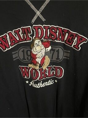 Vintage Walt Disney World 1971 Grumpy Embroidered Graphic LS Tee - Black & Red